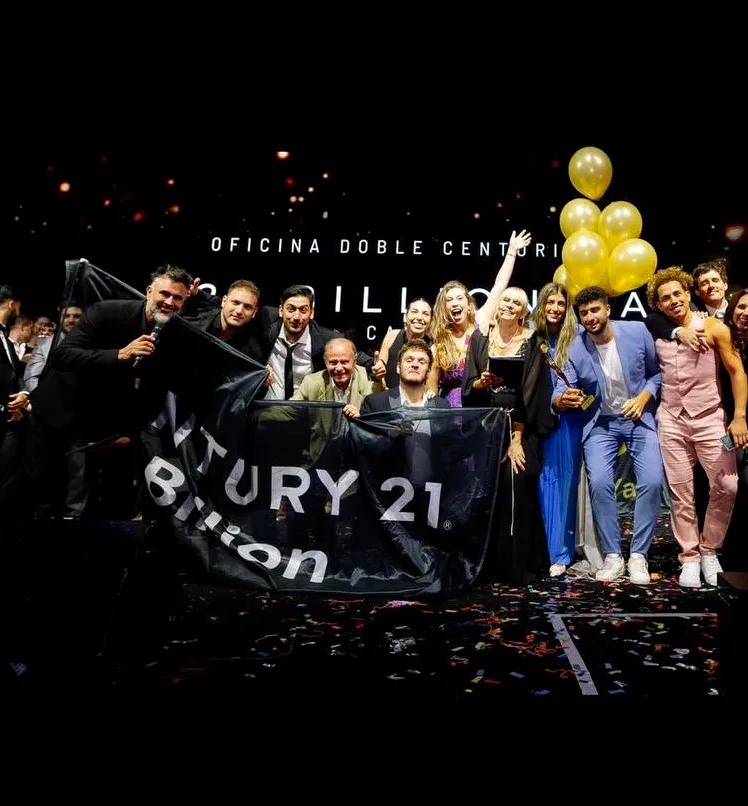 El equipo en el escenario de la Convención Century 21