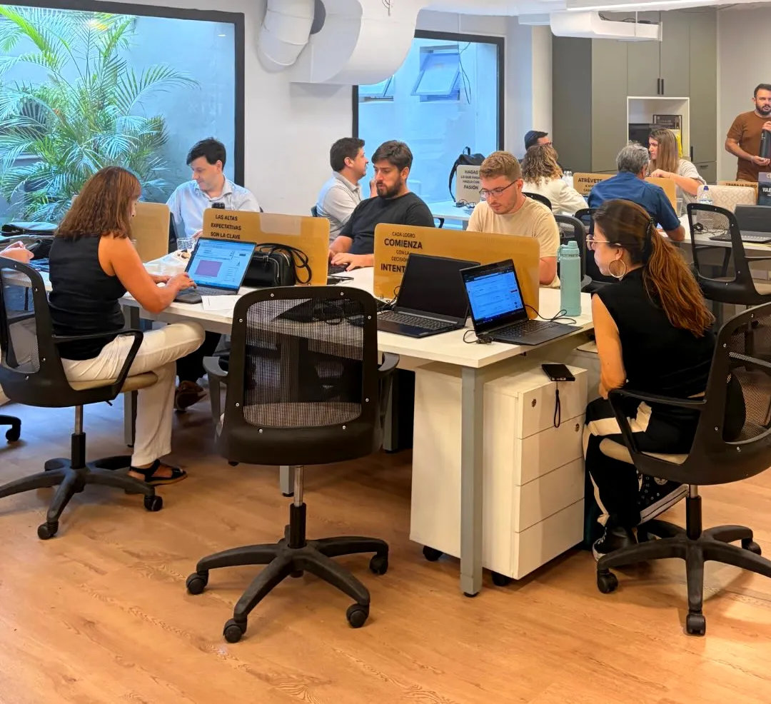 El equipo de Century 21 Billion trabajando en la oficina