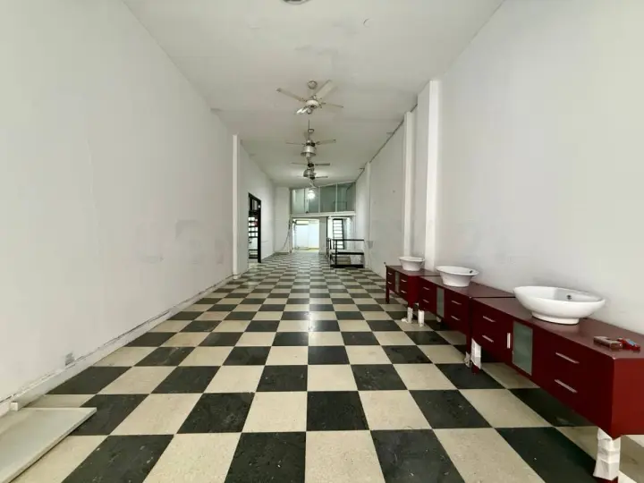 Depósito de 153 m² en Monserrat, foto 1